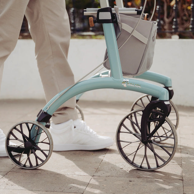 Allround Superlight – letvægtsrollator med store hjul. 5,3 kg