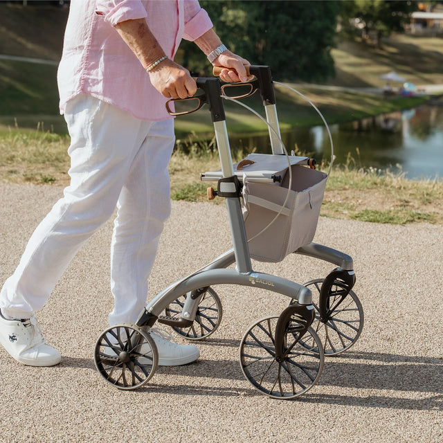 Allround Superlight – letvægtsrollator med store hjul. 5,3 kg