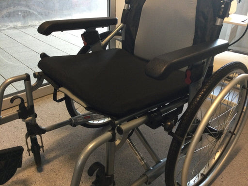 XL Gele siddepude til kørestol - Blød, støddæmpende & åndbar (46 x 43 x 3,5 cm) - Seniorpleje - Honningpude - Seniorpleje - SPL-Newm-01 - - -